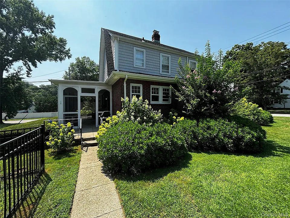 160 W Neck Rd