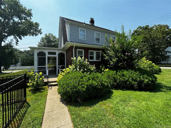 160 W Neck Rd, Huntington, NY 11743