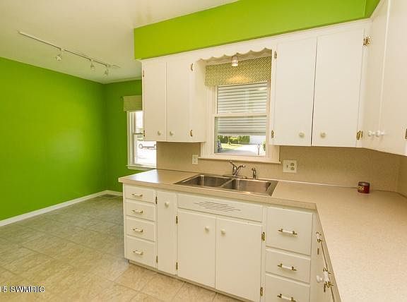 2nd image of 275 W 24th St