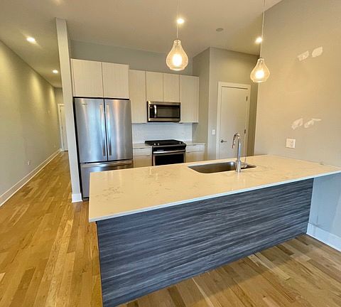 5th image of 4555 N Ravenswood Ave #202