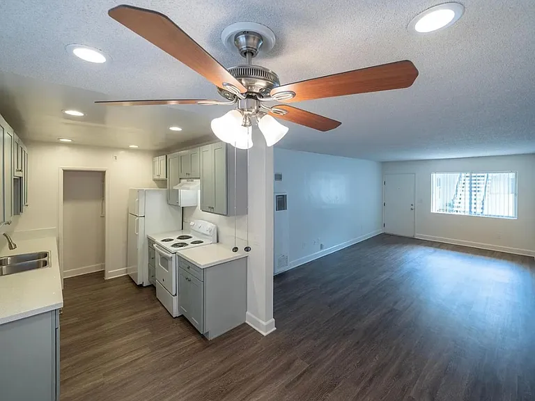 1 bed, 1 bath — Photo 1