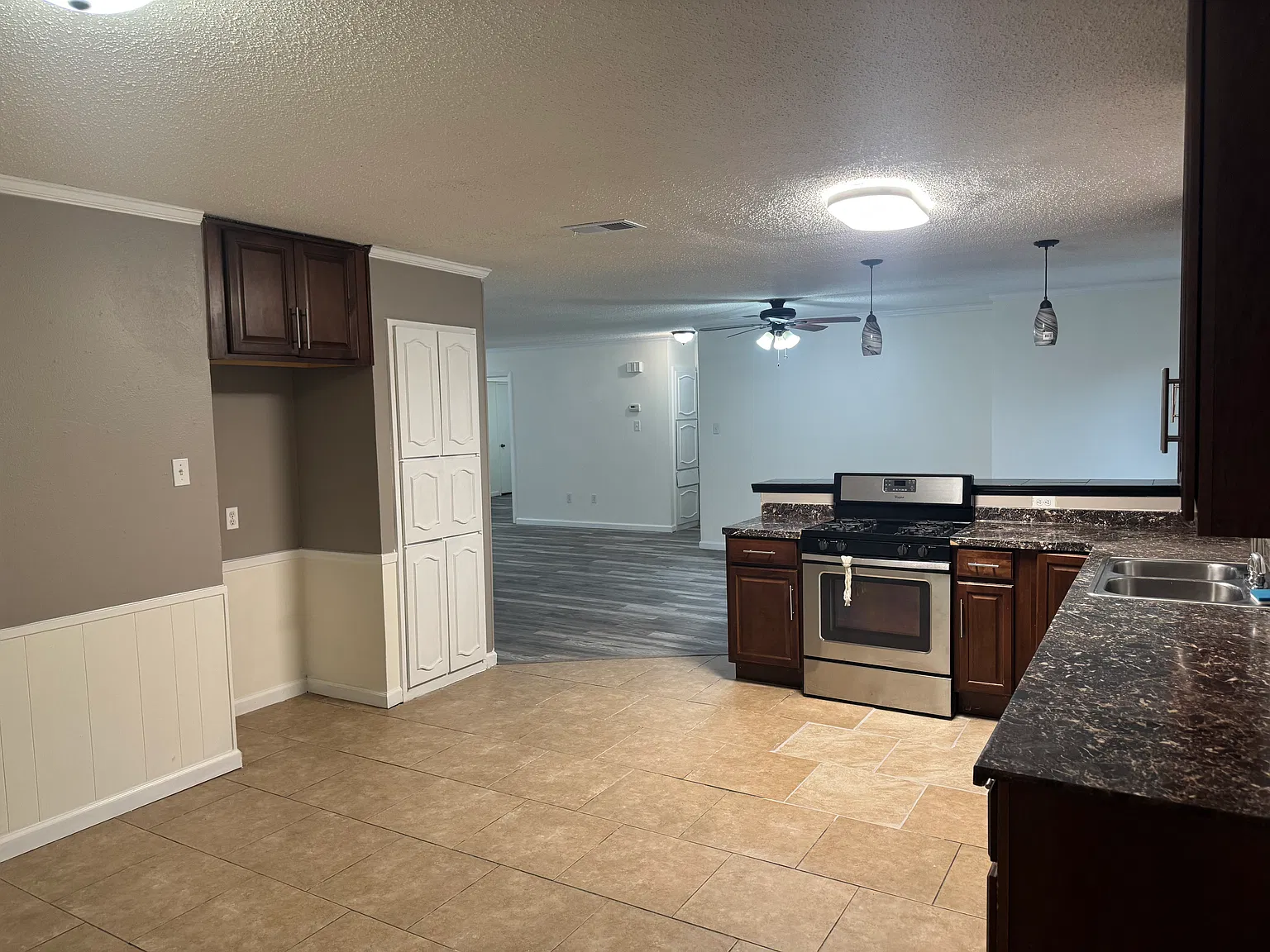3 bed, 1300 sqft, $2,300 — Photo 4