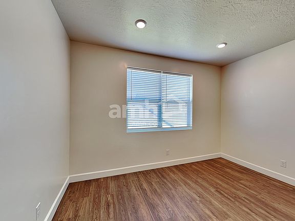 4th image of 1116 N Wagon Way