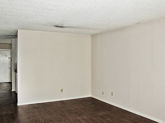 3rd image of 101-103 Omaha Dr #101