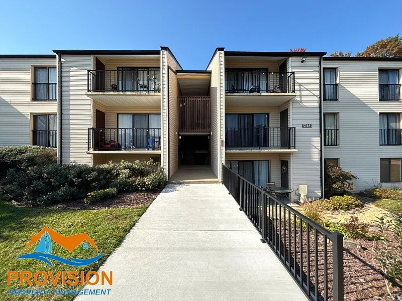 2 bed, 1.0 bath, 875 sqft, $2,100 — Photo 1