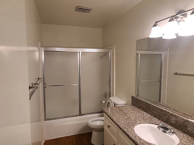 The Enrique Apartments — Photo 22