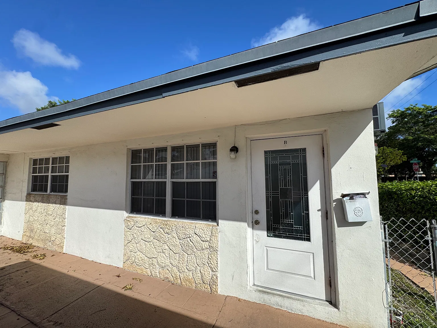 2 bed, 1000 sqft, $2,400 — Photo 2