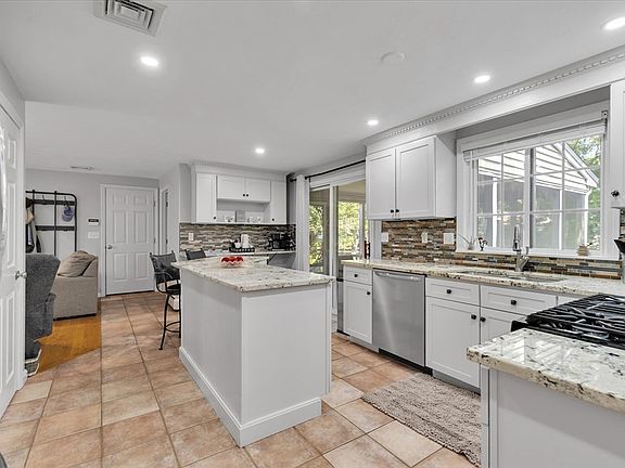 5th image of 49 Sharlene Ln