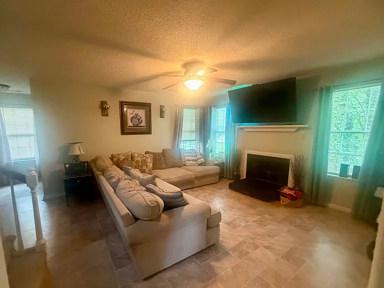 1112 Cotten Farm Dr — Photo 2
