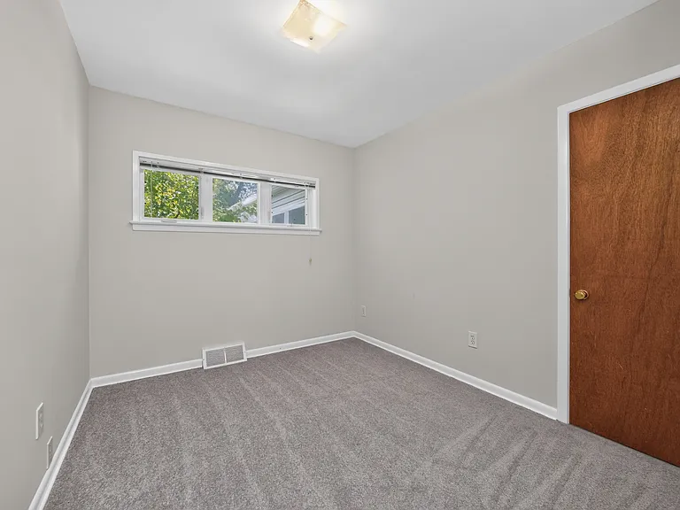 527 Oriole Dr — Photo 7