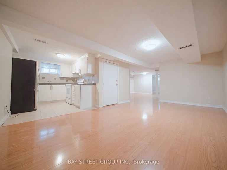 56 Corby Cres #LOWER — Photo 2