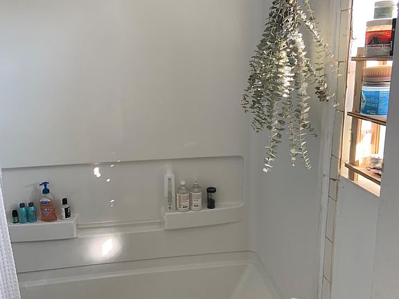 3rd Floor Full Bathroom