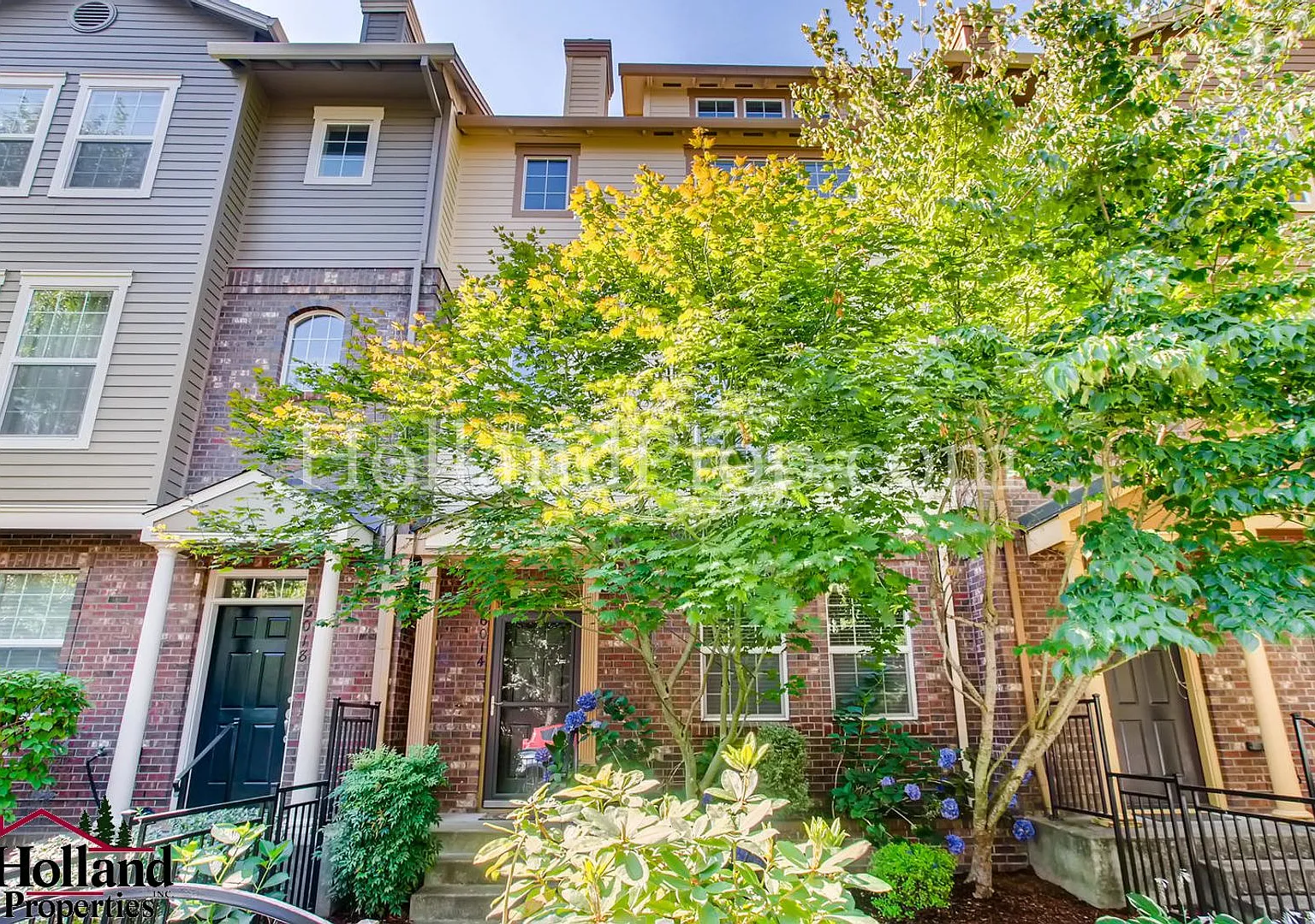 Stylish 2-Bedroom Townhome in Desirable Orenco Gardens — Photo 1