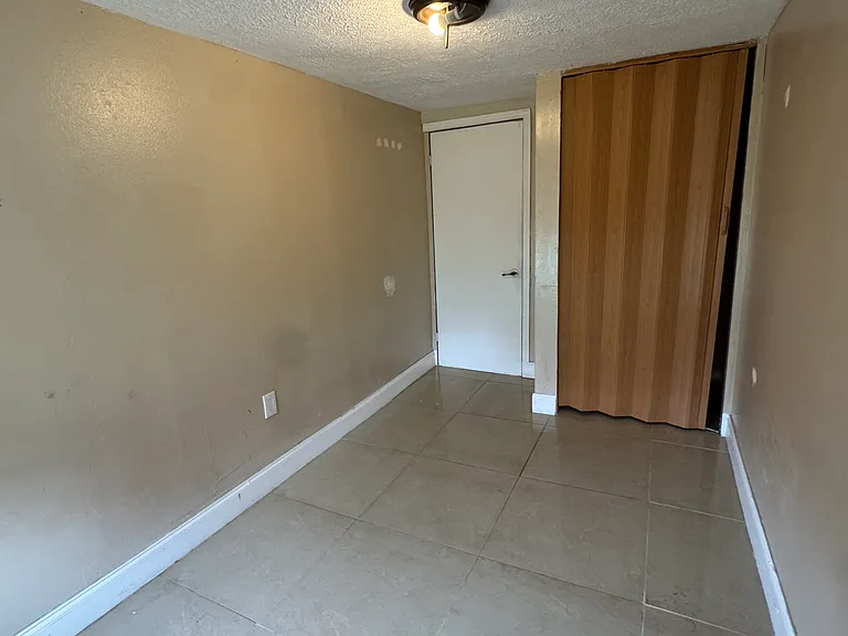 1510 Avenue H — Photo 8