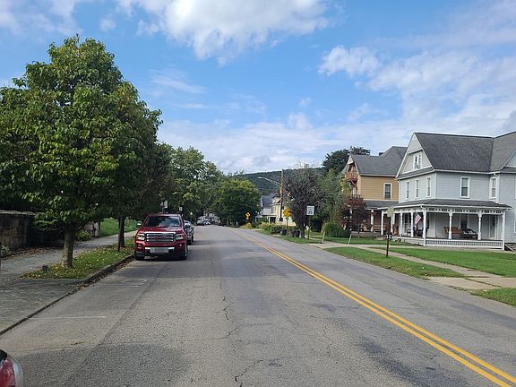 5th image of 608 W 1st St