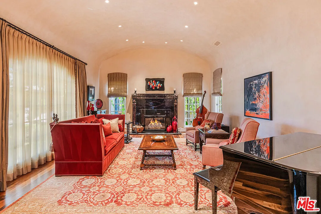 6 bed, 5.5 bath, 9600 sqft, $60,000 — Photo 3