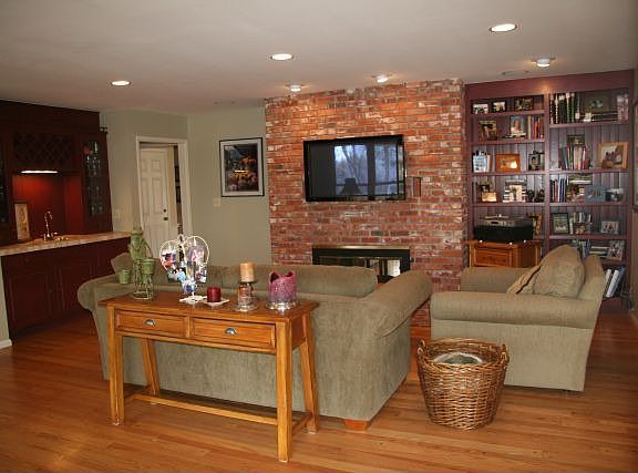 Famiy Rm (17' x 18')