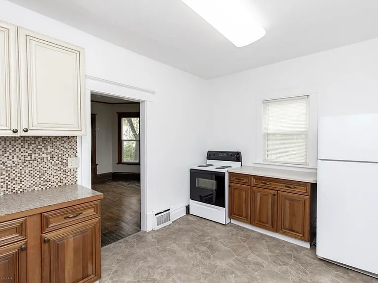 726 College St N — Photo 1