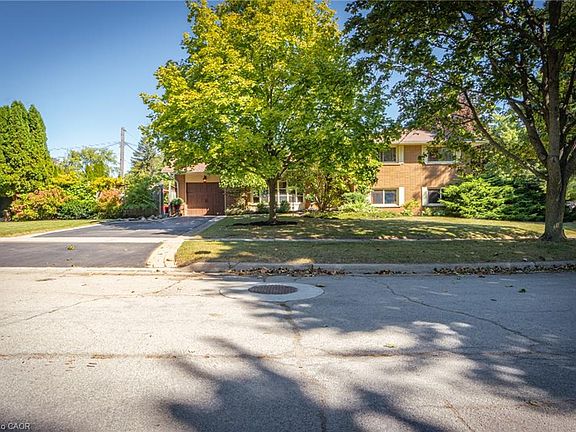 2nd image of 517 Rosedale Cres