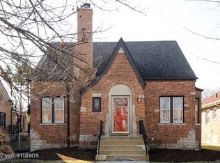 2825 W Greenleaf Ave, Chicago, IL 60645