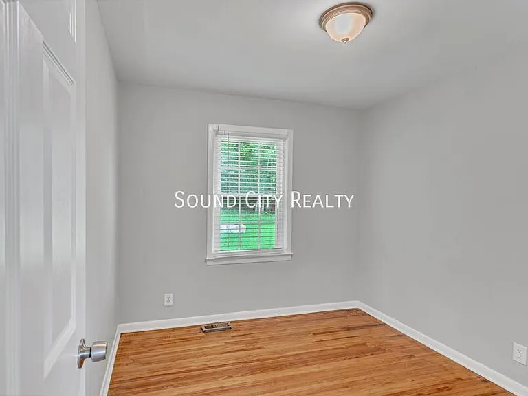 4010 Liberty St — Photo 11