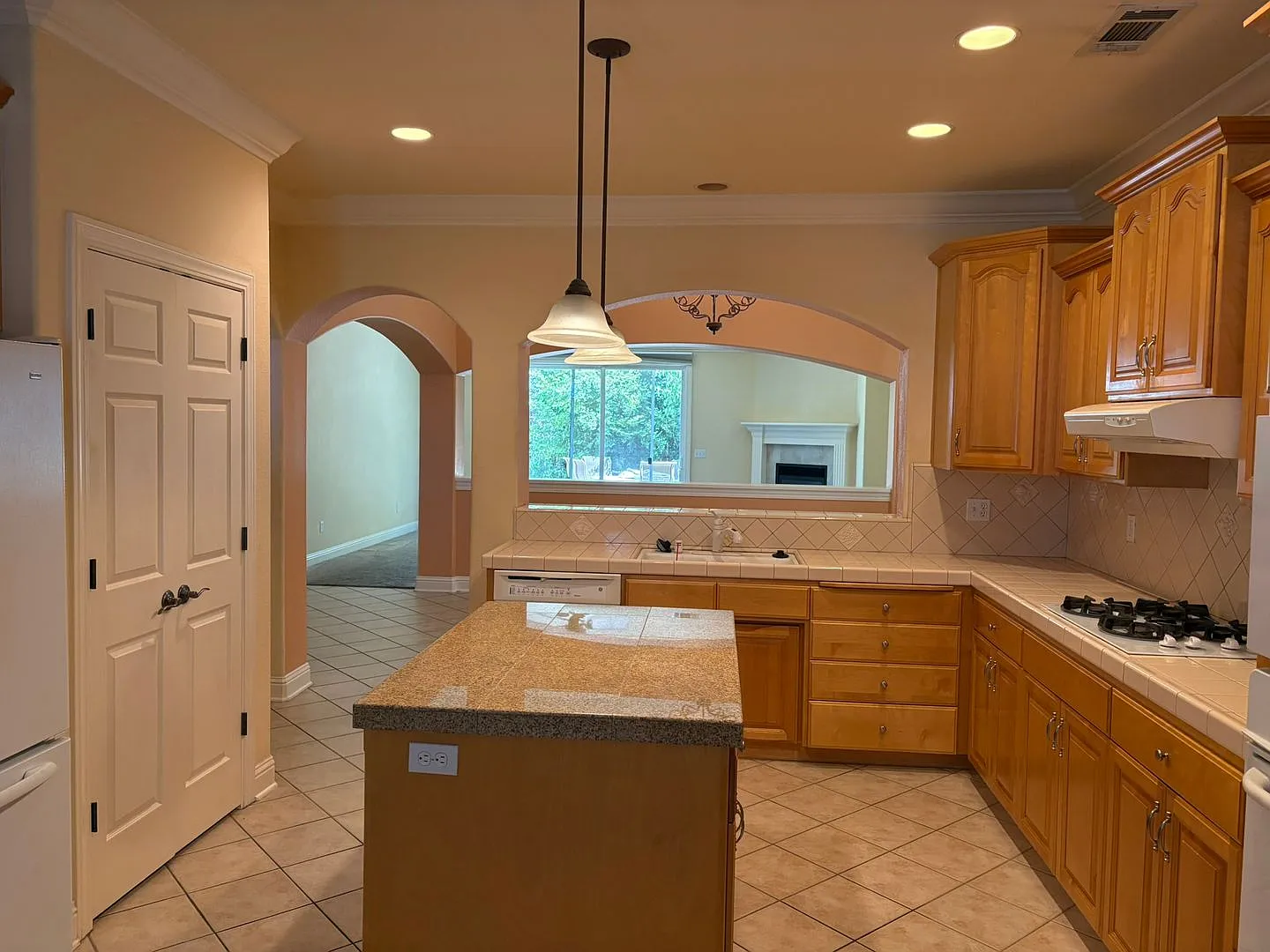 Spacious 1,950 Sq. Ft. Home with 3-Car Garage in Redding — Photo 2