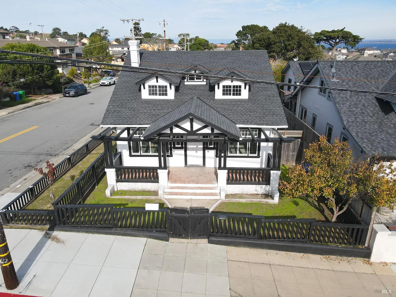 898 W Franklin Street photo 1