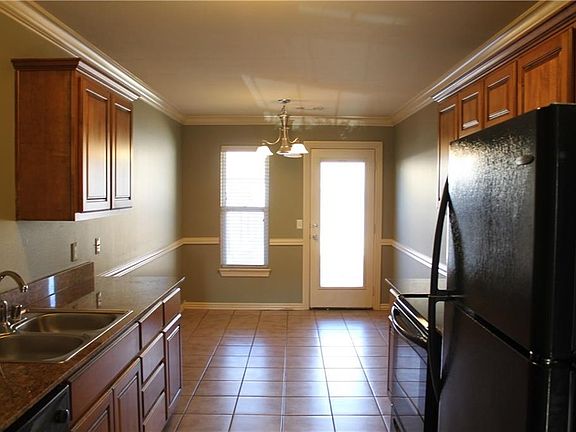 3rd image of 1003 Oakwood Ln