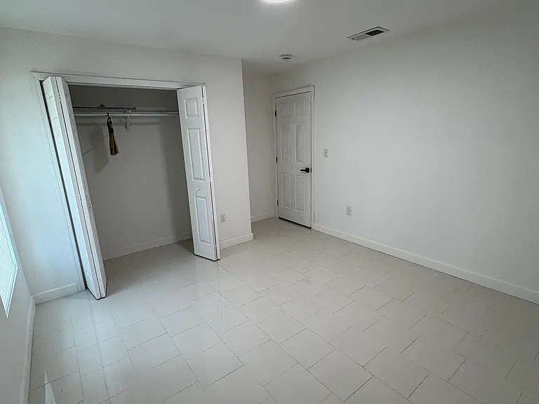 126 W Northside Dr — Photo 2