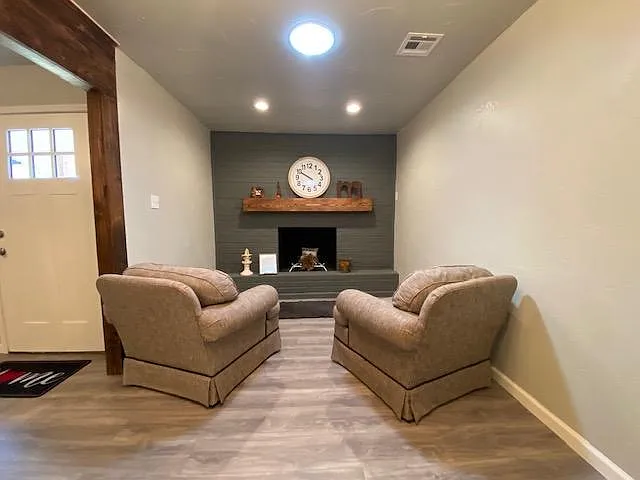 1100 Elmhurst Dr — Photo 5