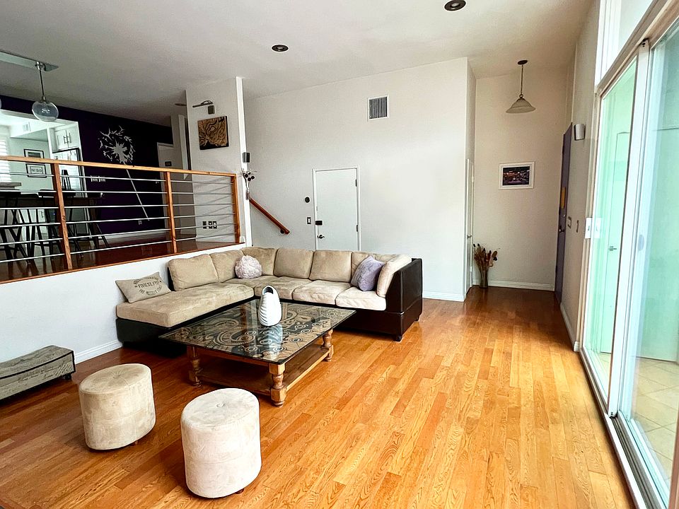 Living room (split level).