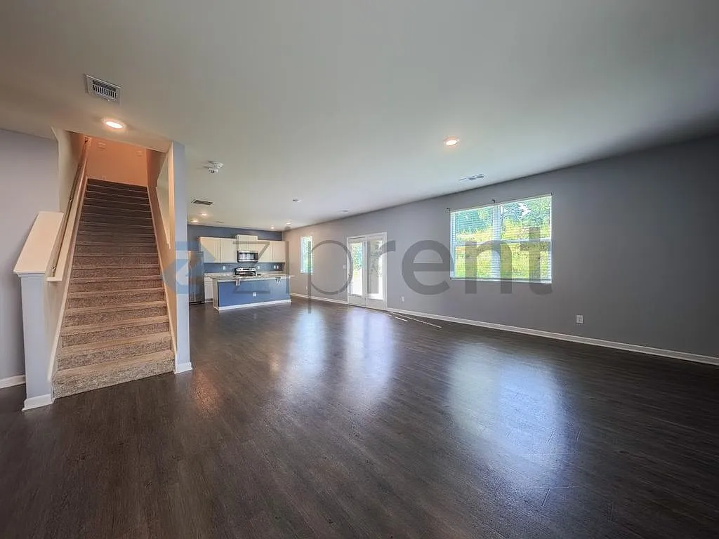 4 bed, 2.5 bath, 2100 sqft, $2,250 — Photo 3