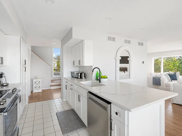 88 Dune Rd — Photo 35