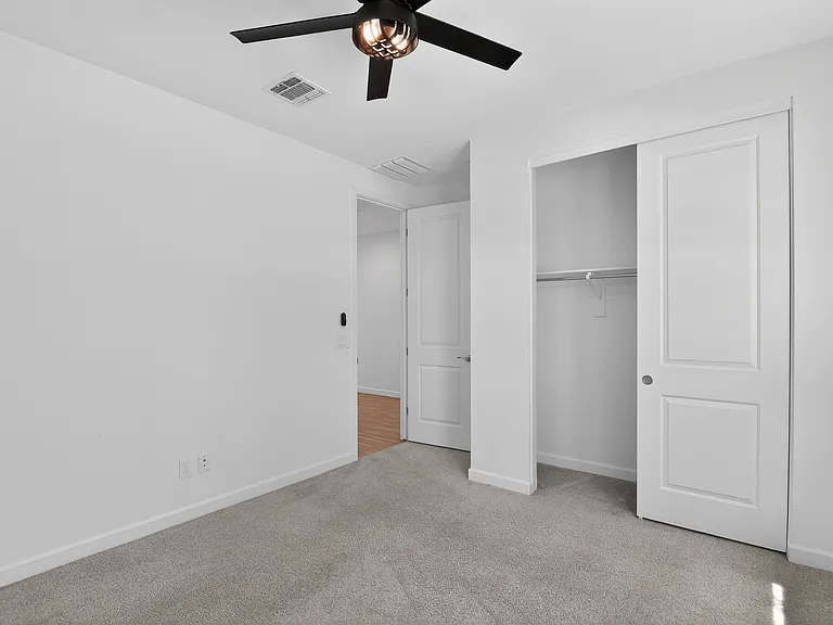 10526 S 56th Ln — Photo 8