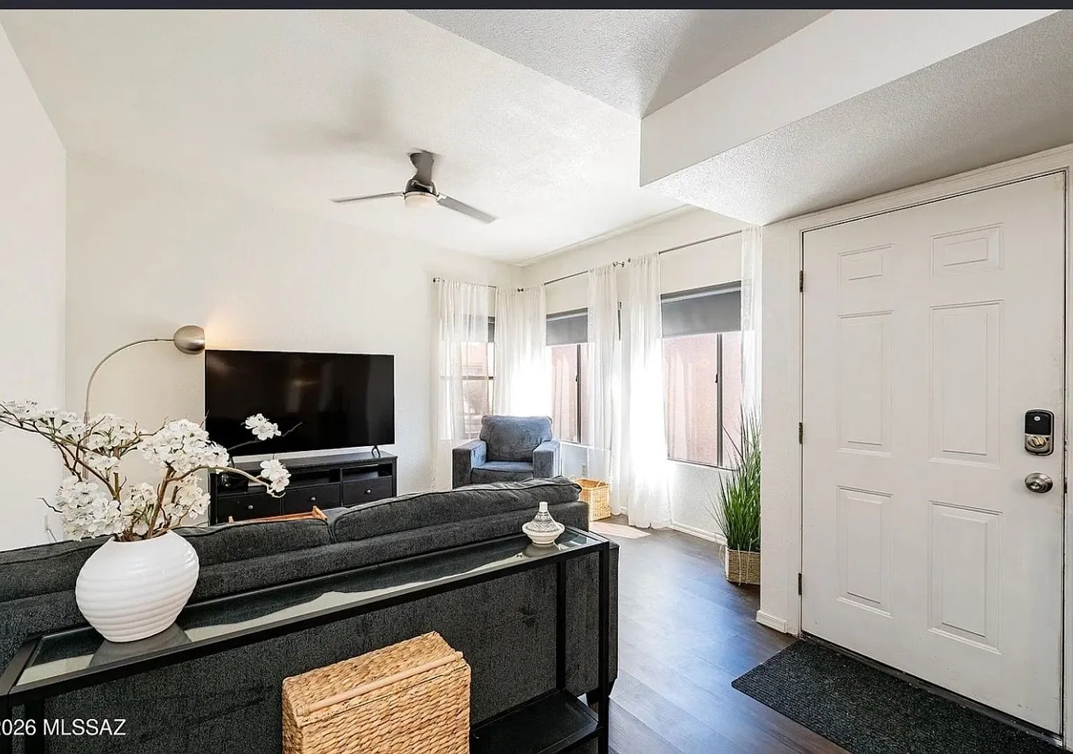 Spacious 3BR Townhome in Tucson — Photo 2