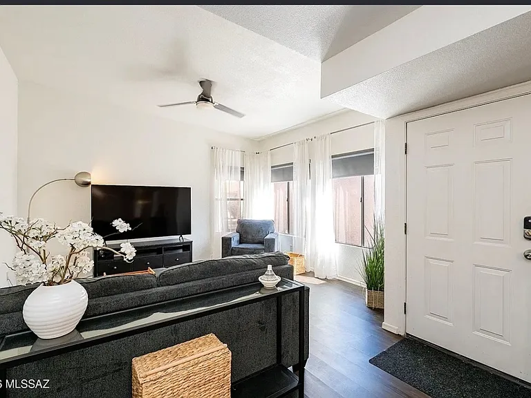 2417 N Palo Hacha Dr — Photo 2