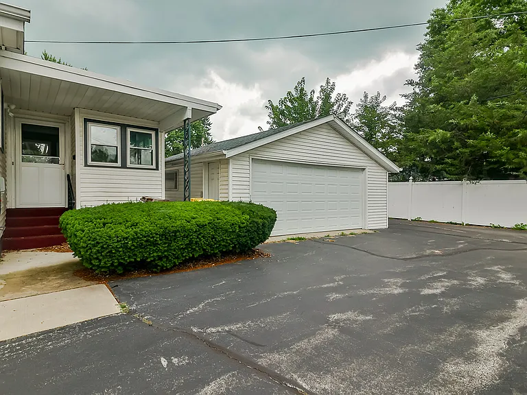 302 Merrill Ave — Photo 2