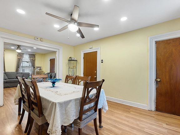 4th image of 361 New York Ave