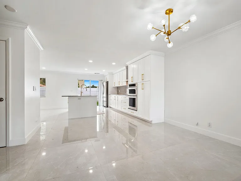 3460 Commodore Ct — Photo 4