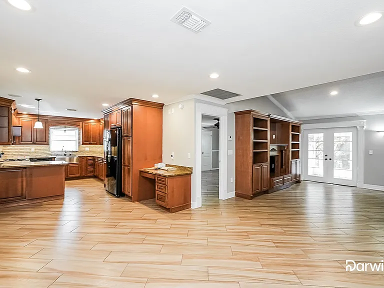 2120 Creekbend Dr — Photo 3