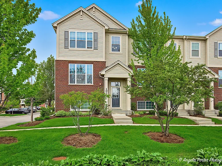 101 Lexington Ln — Photo 1