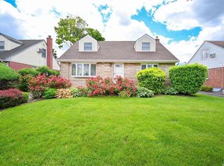 7 Greentree Rd, Mineola, NY 11501
