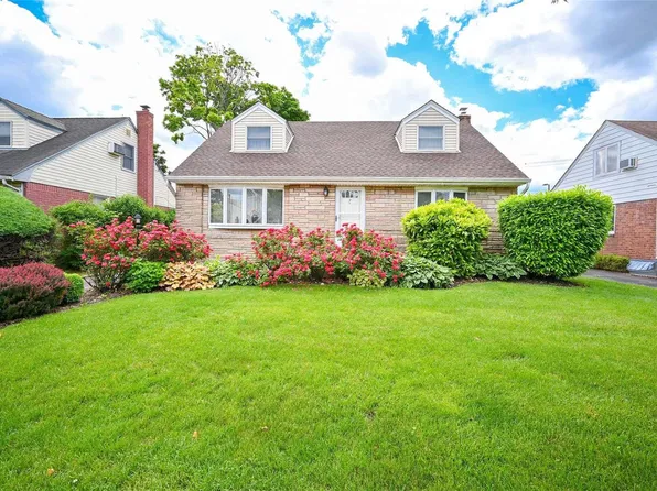 7 Greentree Road, Mineola, NY 11501