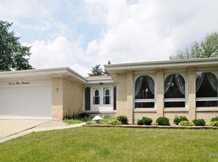 2414 E Michael Manor Ln, Arlington Heights, IL 60004