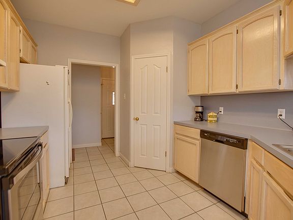 4th image of 6205 Duke Dr