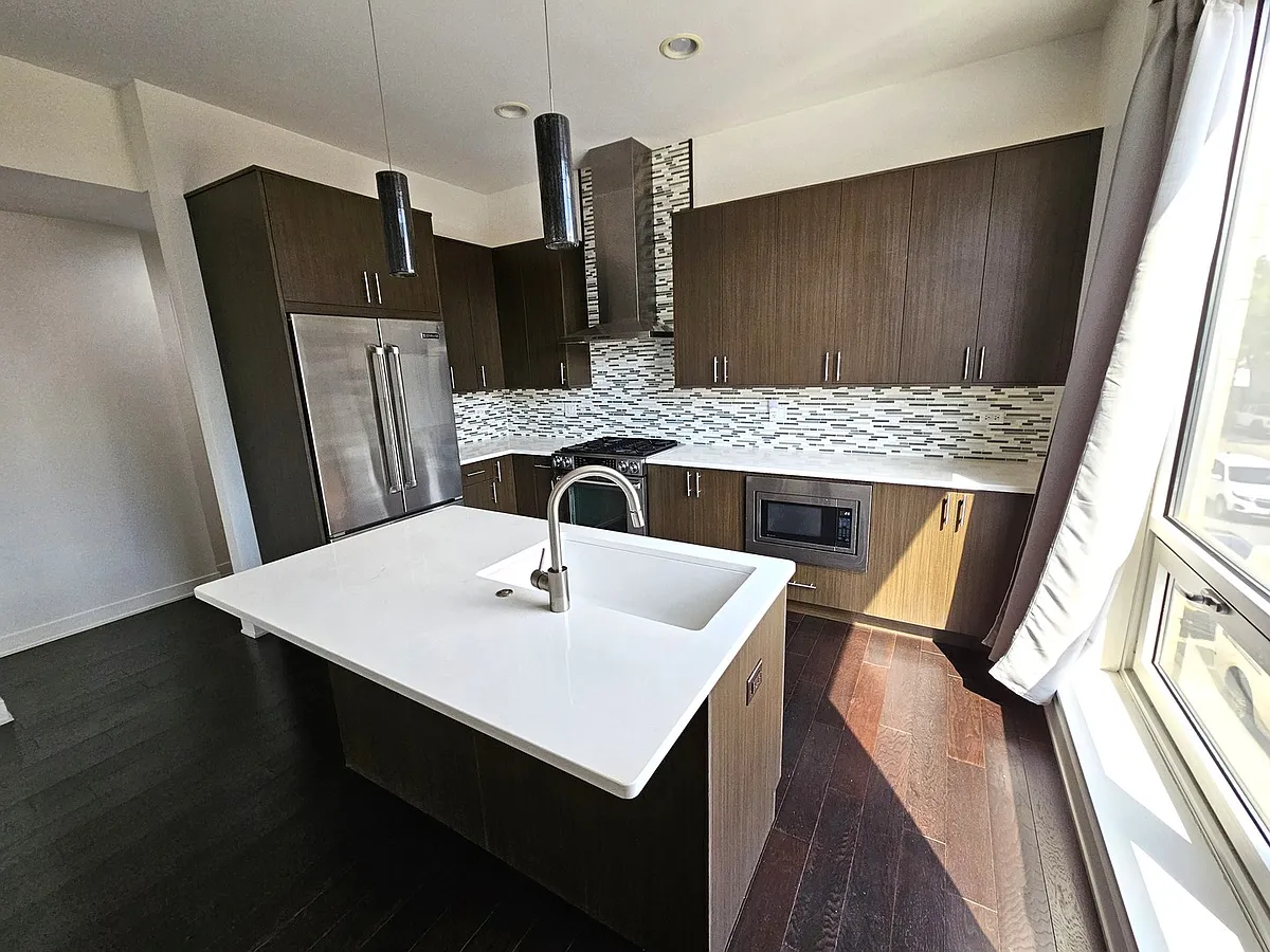 Building Photo - 514 N Damen Ave #2S