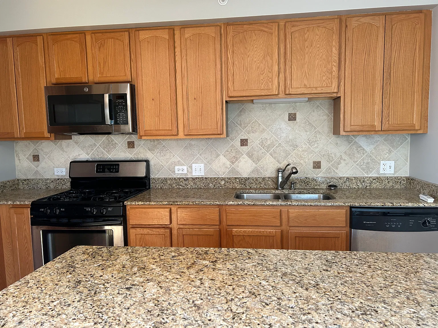 1 bed, 1100 sqft, $2,050 — Photo 2
