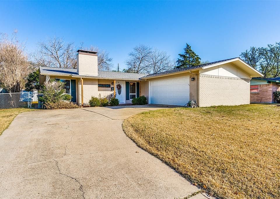 1st image of 3220 Dartmoor Dr