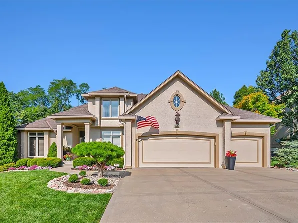 10106 River Hills Dr, Parkville, MO 64152