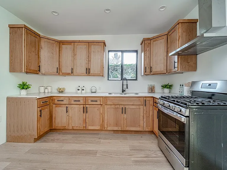 3015 1/2 Hillcrest Dr — Photo 7